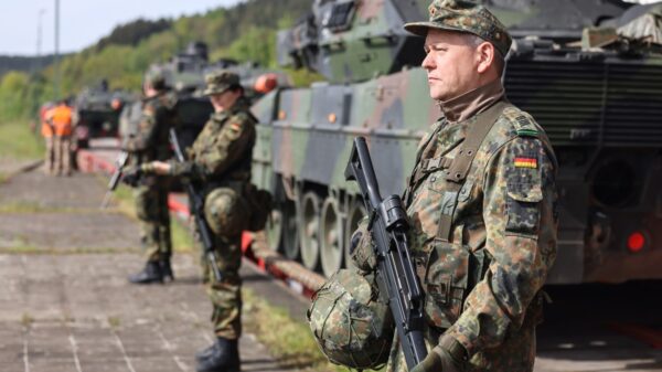 Soldaten vom Heimatschutzregiment 1 bewachen die Verladestelle bei einer Bahnverladung während der Heimatschutzübung National Guardian 2024 im Rahmen der Übungsserie Quadriga 2024.
