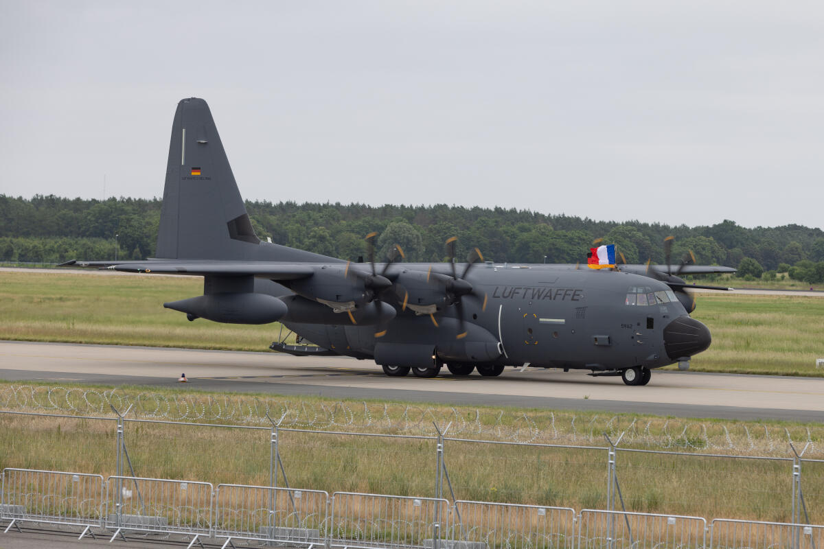 Selbstschutzsysteme: Das Transportflugzeug C-130J Super Hercules landet auf dem Flughafen BER im Rahmen der ILA 2024 in Schönefeld.