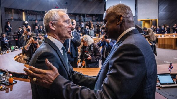 NATO-Generalsekretär Jens Stoltenberg mit dem amerikanischen Verteidigungsminister Lloyd J. Austin beim heutigen Treffen in Brüssel, bei dem auch die weitere Hilfe für die Ukraine wieder auf der Tagesordnung stand.