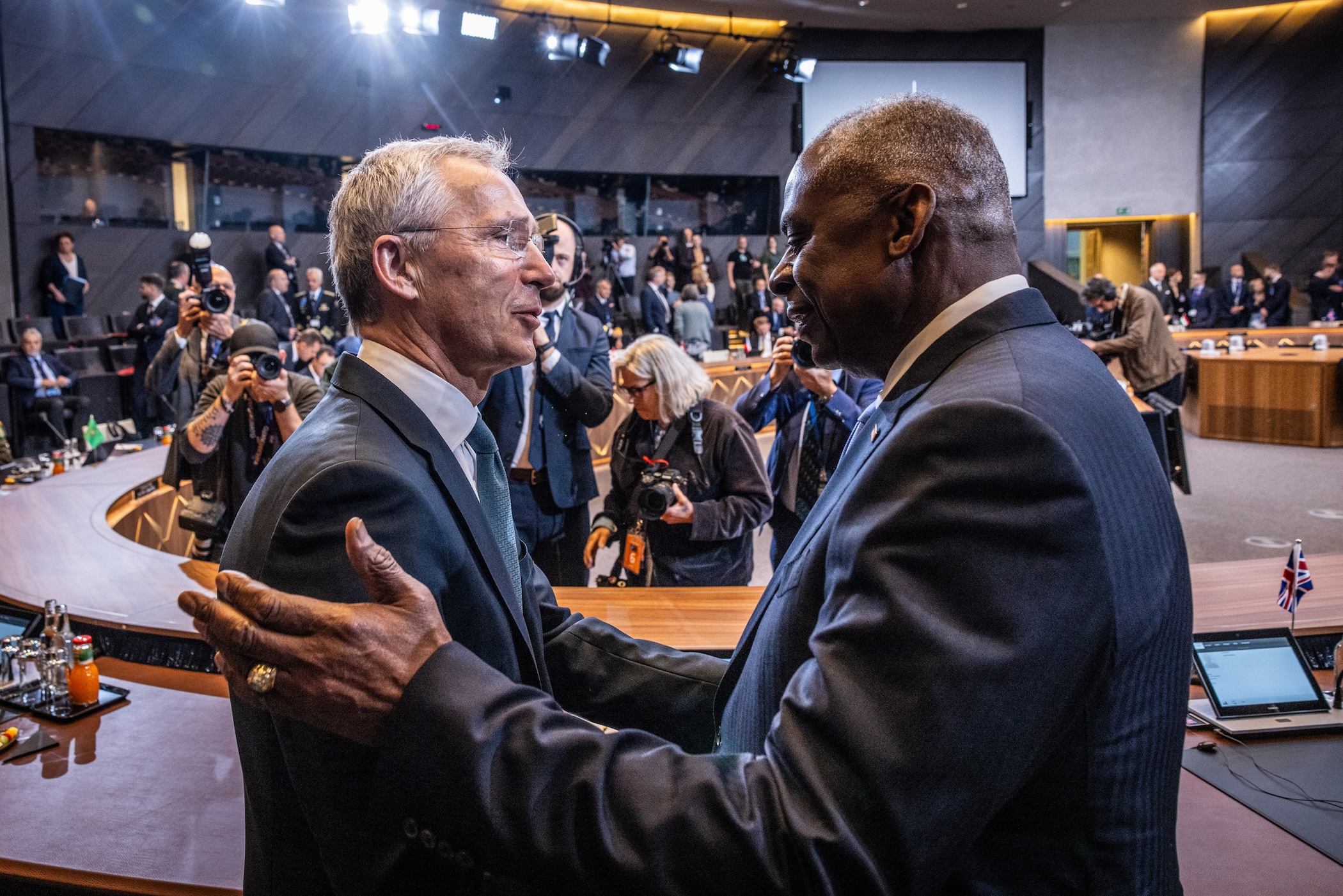 NATO-Generalsekretär Jens Stoltenberg mit dem amerikanischen Verteidigungsminister Lloyd J. Austin beim heutigen Treffen in Brüssel, bei dem auch die weitere Hilfe für die Ukraine wieder auf der Tagesordnung stand.