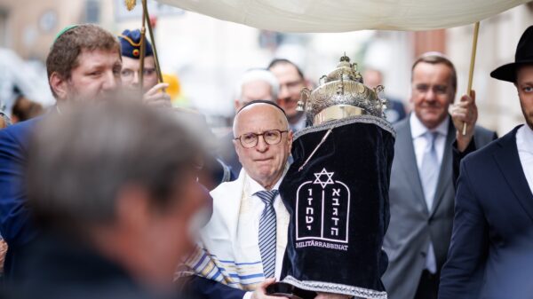 Die Tora-Rolle wird zum neuen Militärrabbinat getragen.