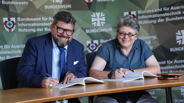 Vertragsunterzeichnung zu ZEBEL durch die Präsidentin des BAAINBw, Annette Lehnigk-Emden, und die Firma ESG, vertreten durch Dr. Daniel Westhoff.
