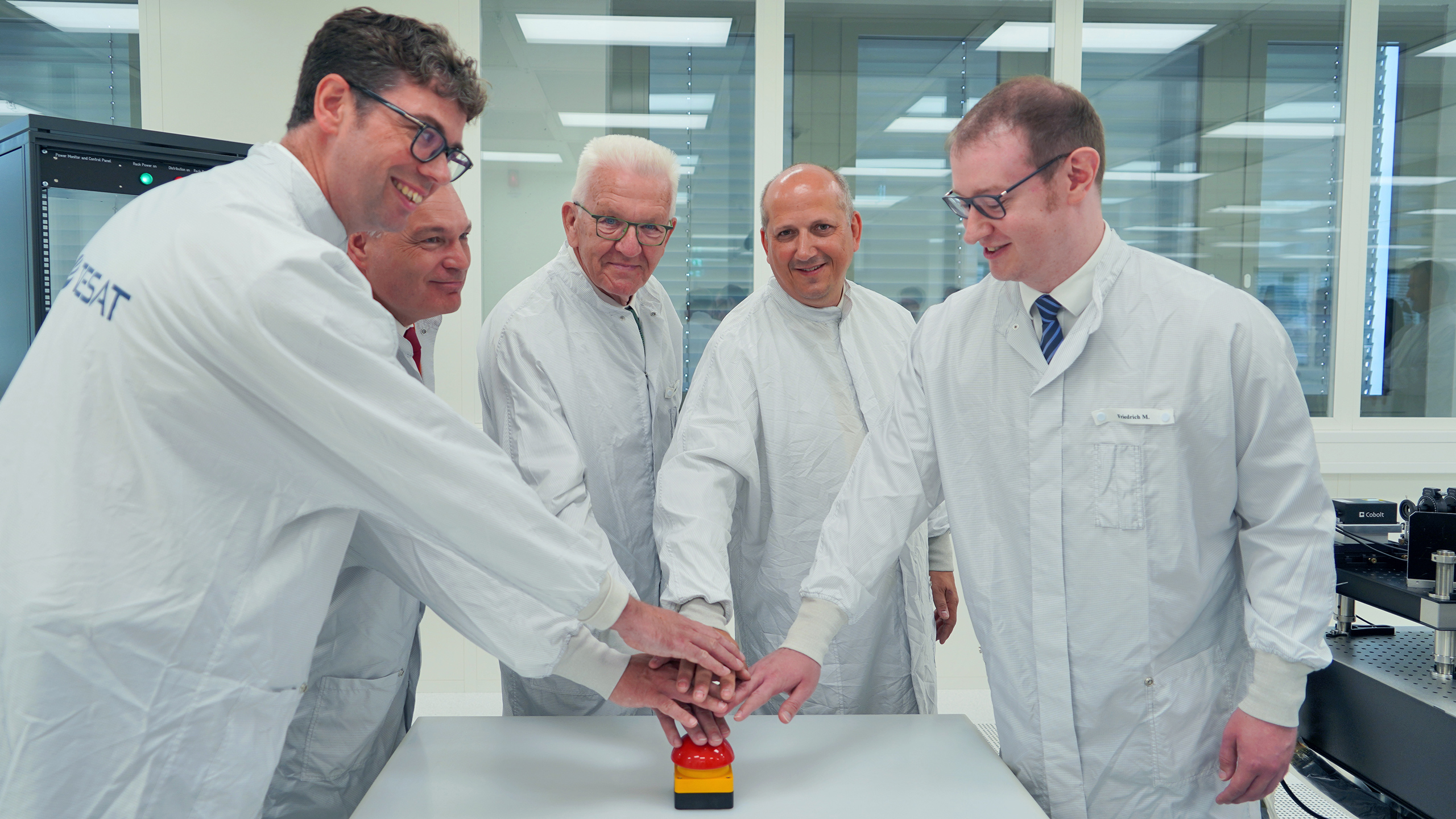 Ministerpräsident Winfried Kretschmann eröffnet die neue Produktionshalle für Laser-Terminals von TESAT.