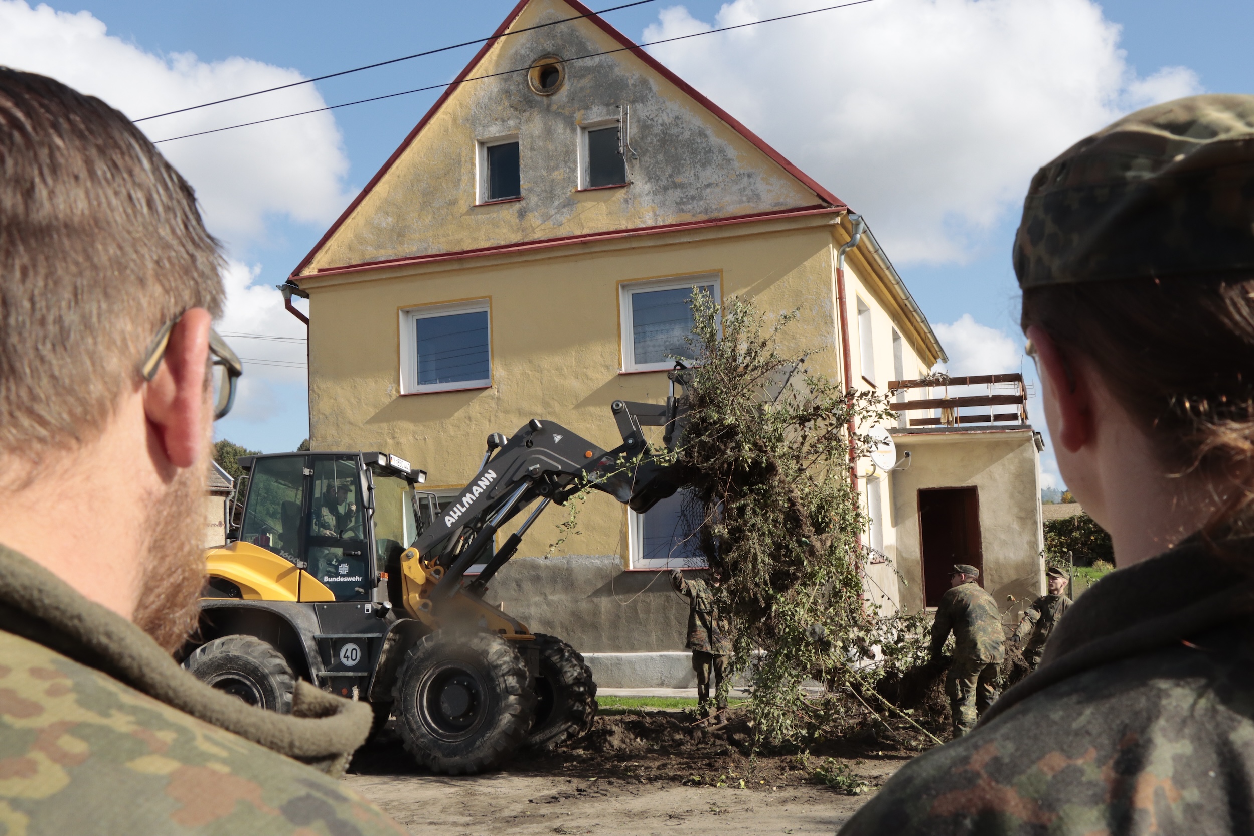 Soldatinnen und Soldaten vom Panzerpionierbataillon 4 beginnen mit der Beseitigung der Hochwasserschäden. Mit Schaufel, Kettensäge, Bagger und Kipplaster arbeiten die Pioniere sich durch die zerstörten Straßen der polnischen Gemeinde Glucholaska.