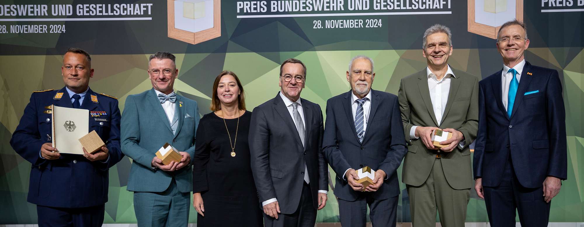 Preisverleihung: Bundeswehr und Gesellschaft. Die Preisträger und Ehrengäste (v.l.n.r.): Stabsfeldwebel Michael Eichstaedt, André Heinrich, Oberbürgermeister Marienberg, Bundestagsvizepräsidentin Yvonne Magwas, Bundesverteidigungsminister Boris Pistorius, Klaus Kunzmann, Geschäftsführender Gesellschafter der Patenschaftsgesellschaft Marineschiff Karlsruhe, Oberstudiendirektor Oliver Sluka, Direktor der Berufsschule 7 in Augsburg, und der Ehrengeschäftsführer des Deutschen Städte- und Gemeindebundes, Dr. Gerd Landsberg.