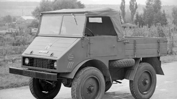 Ein weiterer Unimog-Prototyp, nun schon sehr nahe am späteren Serienfahrzeug. Im Fahrerhaus mit Verdeck ist eine Heizung verbaut.