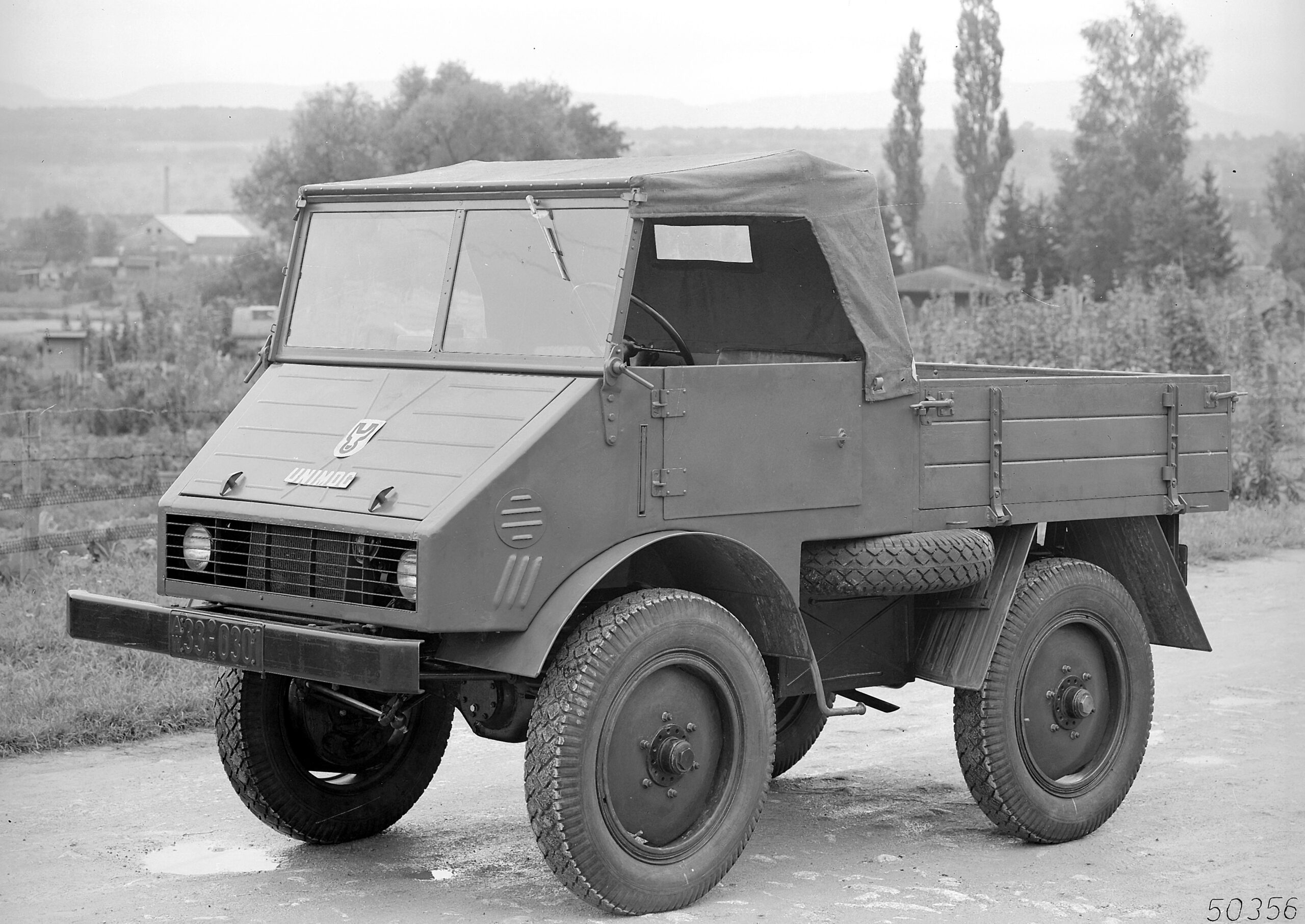 Ein weiterer Unimog-Prototyp, nun schon sehr nahe am späteren Serienfahrzeug. Im Fahrerhaus mit Verdeck ist eine Heizung verbaut.