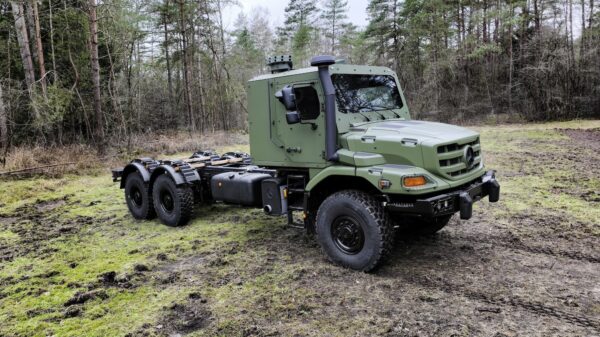Geländegängige Lkw der Baureihe Mercedes-Benz Zetros sind künftig auch mit geschützter Fahrerkabine ab Werk erhältlich. Der Entwicklungspartner und Lieferant der Kabine ist Rheinmetall.