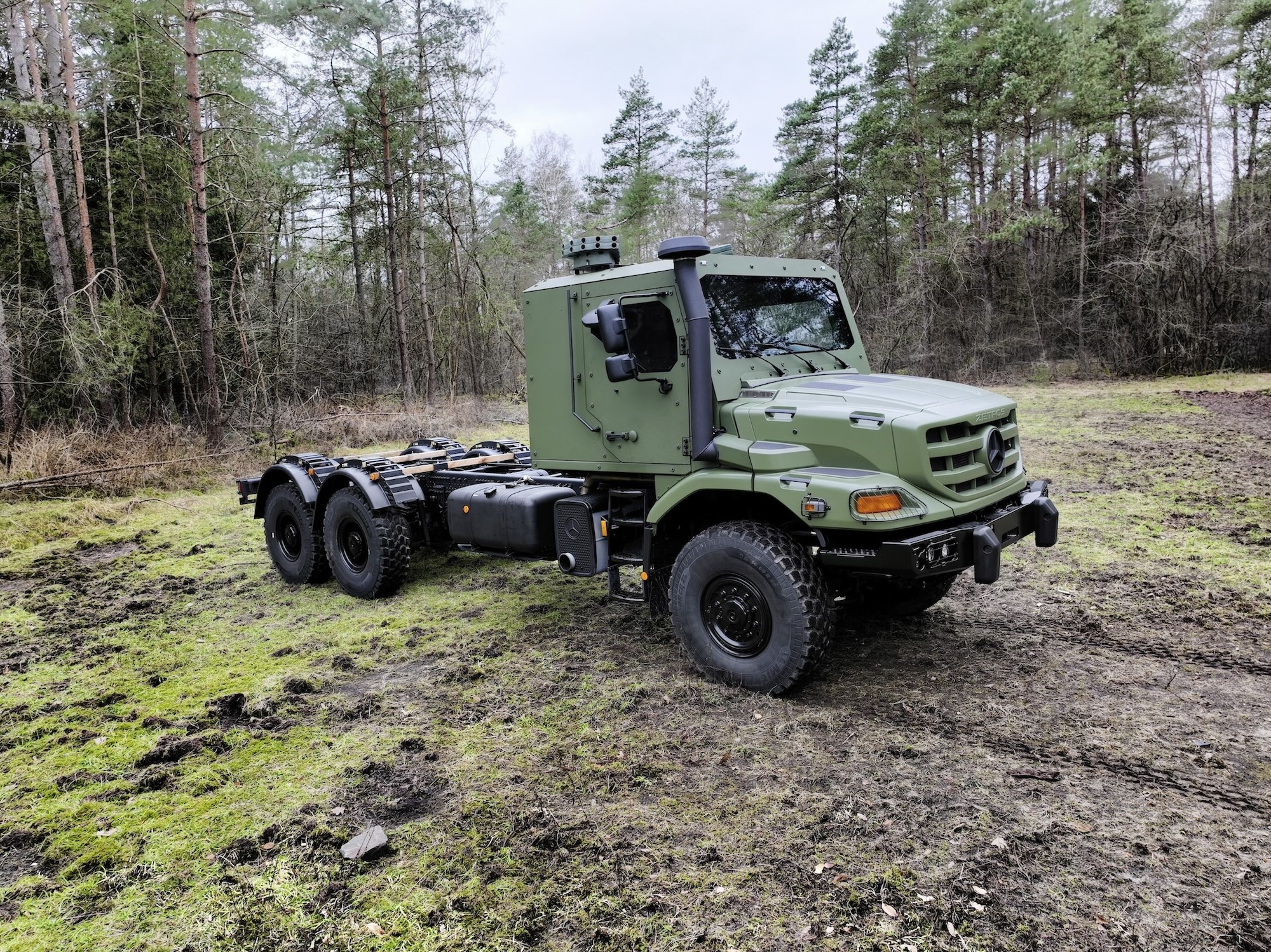 Geländegängige Lkw der Baureihe Mercedes-Benz Zetros sind künftig auch mit geschützter Fahrerkabine ab Werk erhältlich. Der Entwicklungspartner und Lieferant der Kabine ist Rheinmetall.