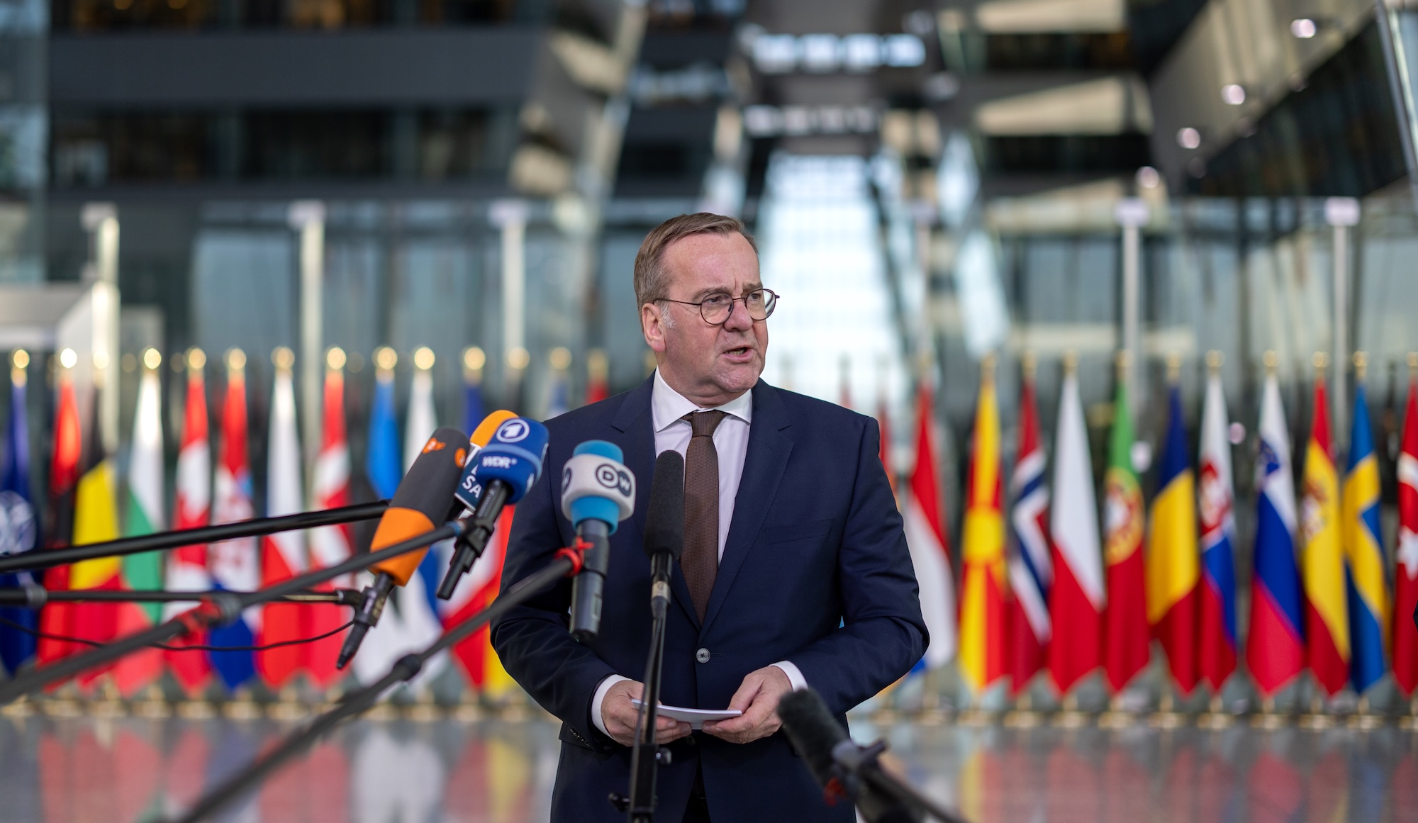 Bundesminister der Verteidigung, Boris Pistorius, beim Doorstep im NATO-Hauptquartier in Brüssel kurz vor beginn des Treffens der Ukraine-Kontaktgruppe.