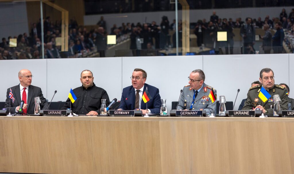 Treffen der Ukraine-Kontaktgruppe in Brüssel (v. r. n. l.): die Verteidigungsminister Großbritaniens und der Ukraine, John Healey und Rustem Umierov, der vermutlich alte und neue deutsche Verteidigungsminister Boris Pistorius, Generalinspekteur der Bundeswehr General Carsten Breuer und ein unbekannter ukrainischer General.