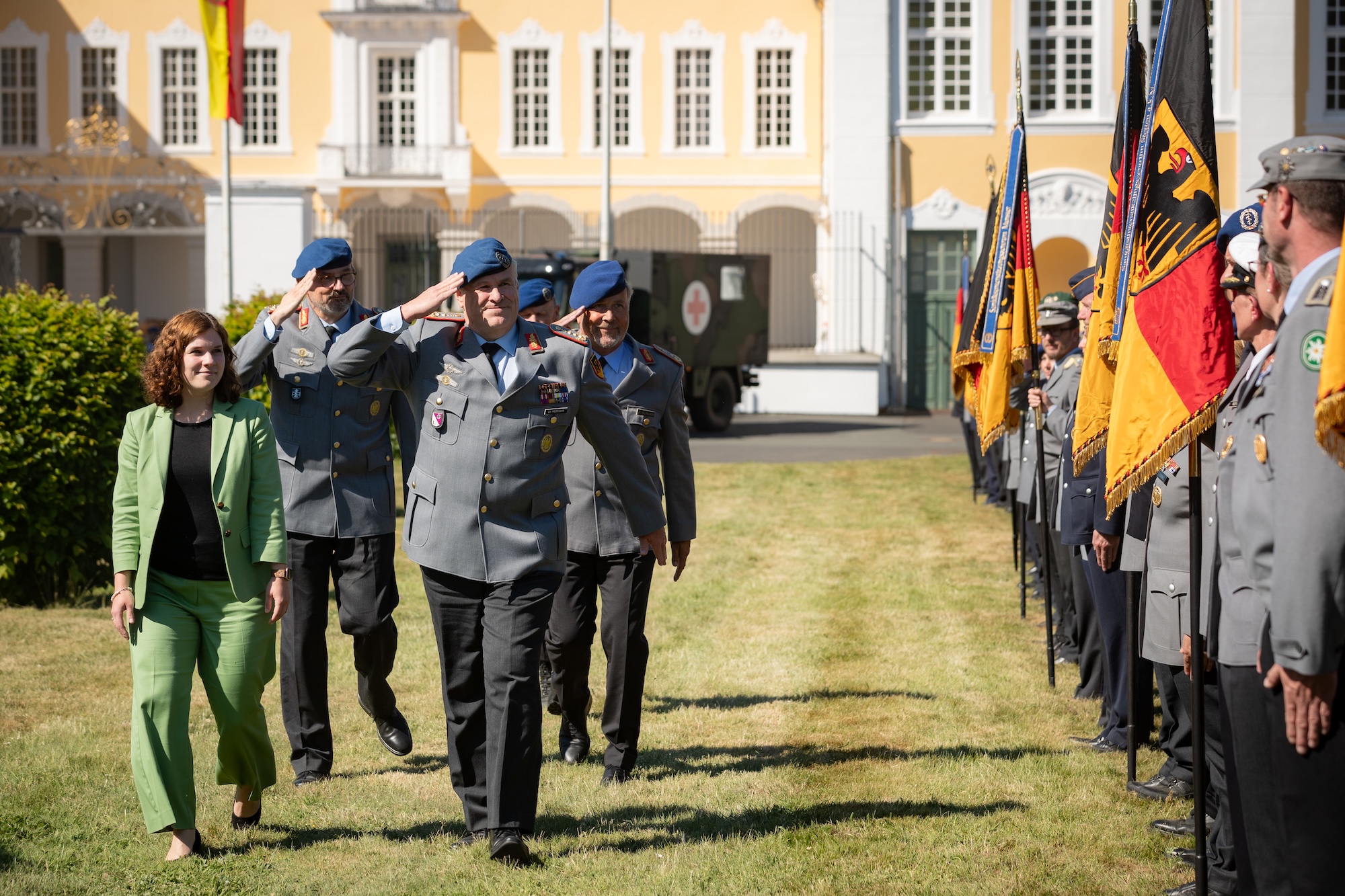 Neuer Kommandeur beim Abschreiten der Front: (von links) Diezer Verbandsbürgermeisterin Maren Busch, Generalstabsarzt Dr. Johannes Backus, Generaloberstabsarzt Dr. Ralf Hoffmann, Generalstabsarzt Dr. Armin Kalinowski.