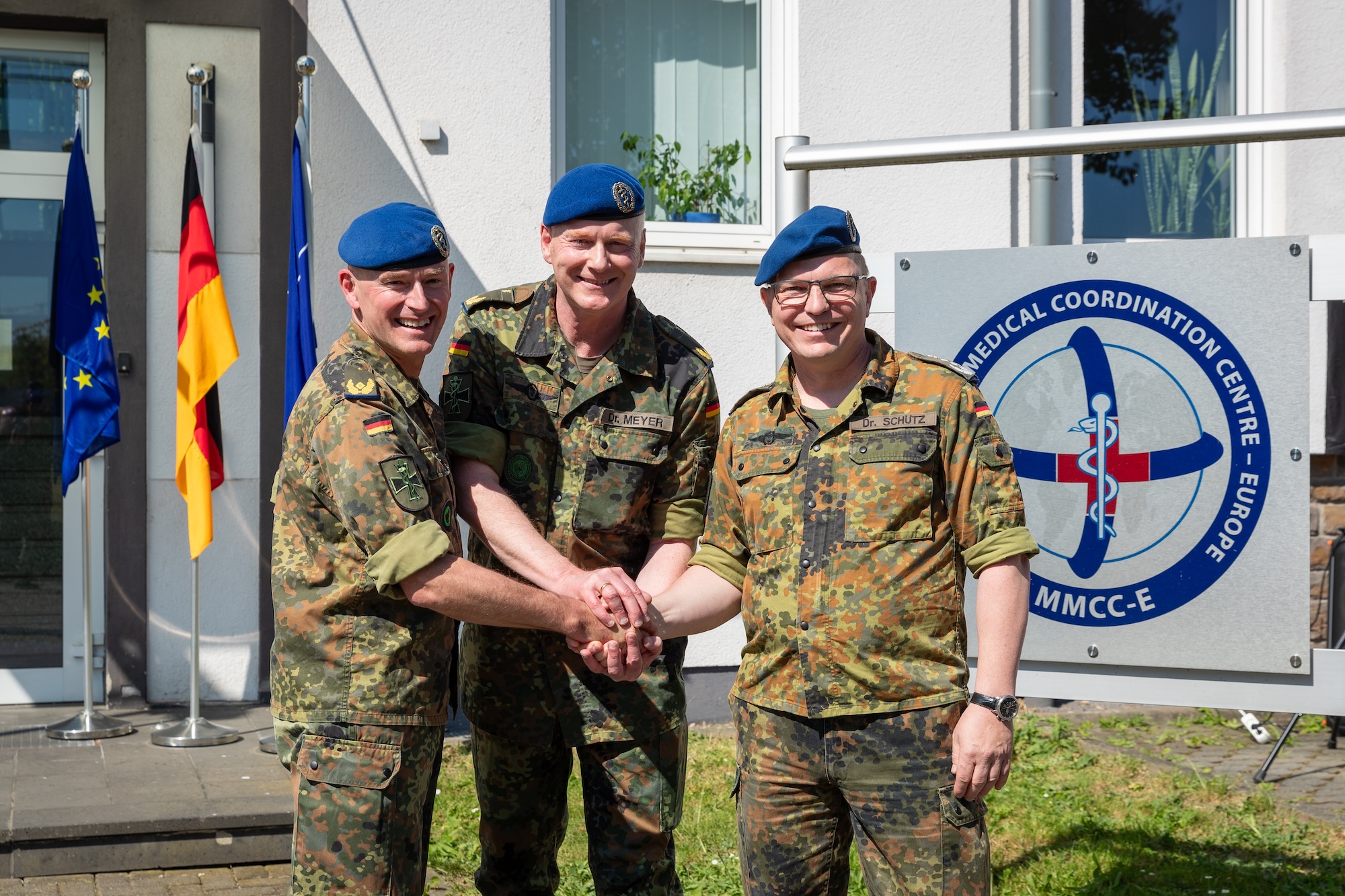 Multinational Medical Coordination Centre: Übergabe vollzogen: (von links) Generalarzt Dr. Rolf von Uslar, Generalarzt Dr. Jürgen Meyer und Oberstarzt Dr. Thorsten Schütz / Weiterer Text über ots und www.presseportal.de/nr/176538 / Die Verwendung dieses Bildes für redaktionelle Zwecke ist unter Beachtung aller mitgeteilten Nutzungsbedingungen zulässig und dann auch honorarfrei. Veröffentlichung ausschließlich mit Bildrechte-Hinweis.