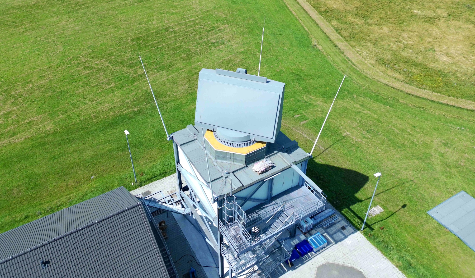 HENSOLDT hat das erste Weitbereichsradarsystem in der Marinetechnikschule in Parow angeliefert
