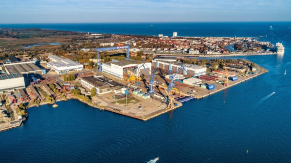 Luftaufnahme der ehemaligen MV Werften in in Rostock-Warnemünde. Seit 2022 gehört die Werft dem Bund und wird seither als Außenstelle des Marinearsenals unter dem Namen Warnowwerft geführt.