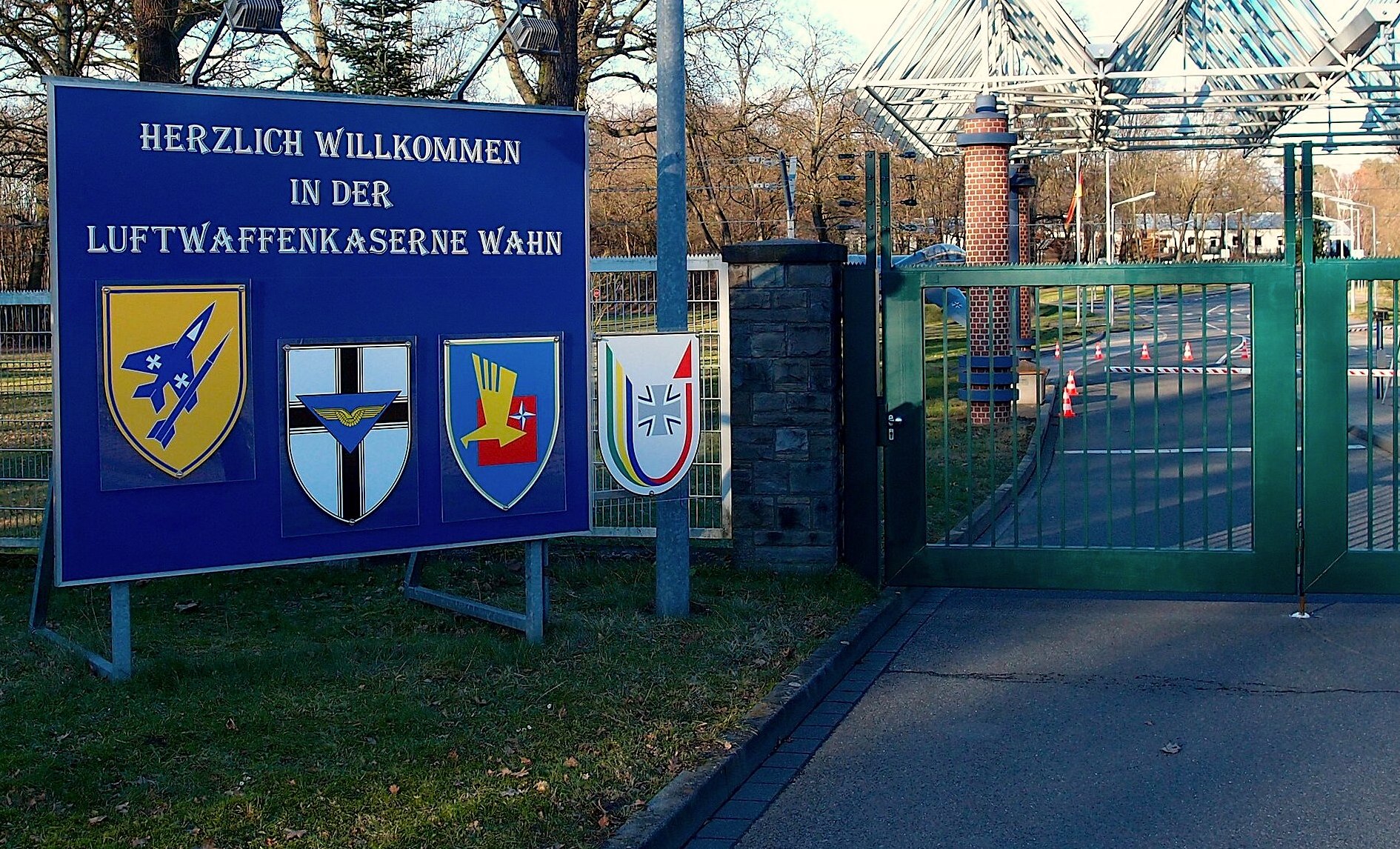 Eingang zur Luftwaffenkaserne in Köln-Wahn, wo es den ersten Sabotageverdacht bezüglich der Trinkwasserversorgung gegeben hatte.