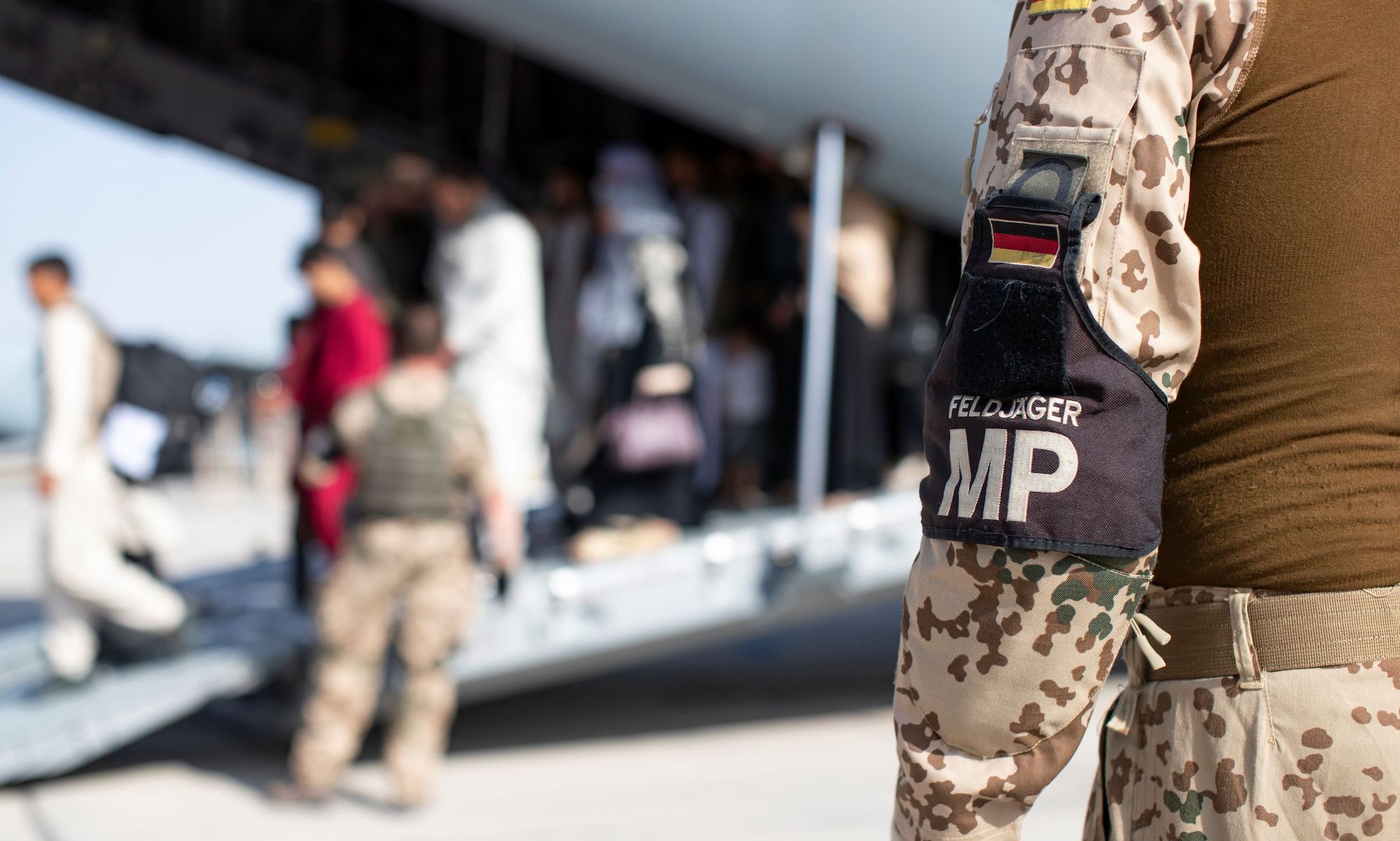 Feldjäger in der Luftsicherheit: Feldjäger bei der Evakuierung aus Afghanistan. Foto: Bundeswehr / Marc Tessensohn
