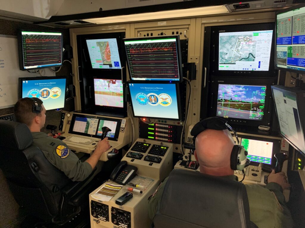 Bediener einer Ground Control Station beim Einsatz einer MQ-9 Reaper. Das Zusammenspiel von Mensch und Tech-nik steht auch im Zentrum des neuen NATO-Standards AEP-107/STANAG 4811, der klare Vorgaben für Warnsysteme und Bedienbarkeit formuliert.