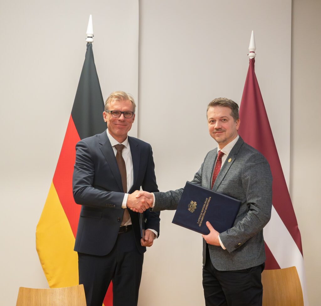Nach der Vertragsunterzeichnung: Torsten Cook (links) und der lettische Unterstaatssekretär für Logistik Mārtiņš Paškēvičs.