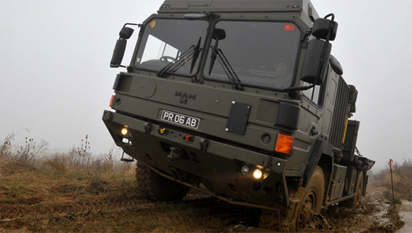 Die mobilen 3D-Drucker wurden 12 Monate lang unter verschiedensten Bedingungen von Spezialeinheiten getestet. Im Bild zu sehen ist ein britisches Militärfahrzeug (Military Vehicle), dass sich im Einsatz durch den Schlamm kämpft.