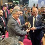 Der griechische Verteidigungsminister Nikos Dendias bei seinem Besuch auf dem THEON-Stand.