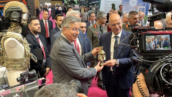 Der griechische Verteidigungsminister Nikos Dendias bei seinem Besuch auf dem THEON-Stand.