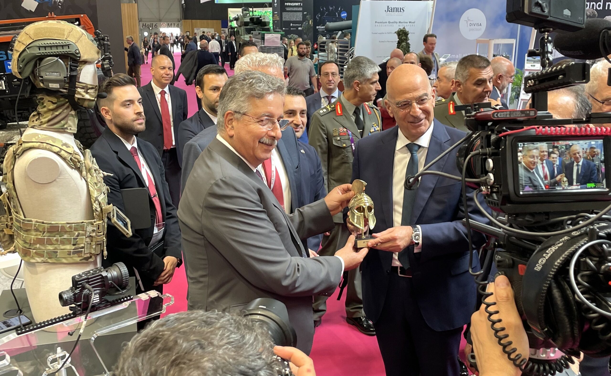 Der griechische Verteidigungsminister Nikos Dendias bei seinem Besuch auf dem THEON-Stand.