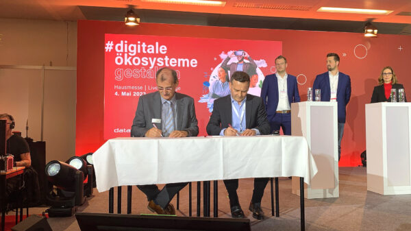 Unterzeichnung der Kooperationsvereinbarung auf der Dataport-Hausmesse (vorne v.l.n.r.): Dr. Johann Bizer, Vorstandsvorsitzender Dataport, und Dr. Martin Deeg, Senior Vice President Customer Solutions BWI; (hinten v.l.n.r.): Andreas Reckert-Lodde, Leiter der Arbeitsgruppe Cloud Computing und Digitale Souveränität und Projektgruppenleiter Zentrum für Digitale Souveränität Bundesministerium des Innern und für Heimat, Moritz Dörr, Programmleiter dPhoenixSuite Dataport, sowie Stefanie Dreyer, Moderatorin.