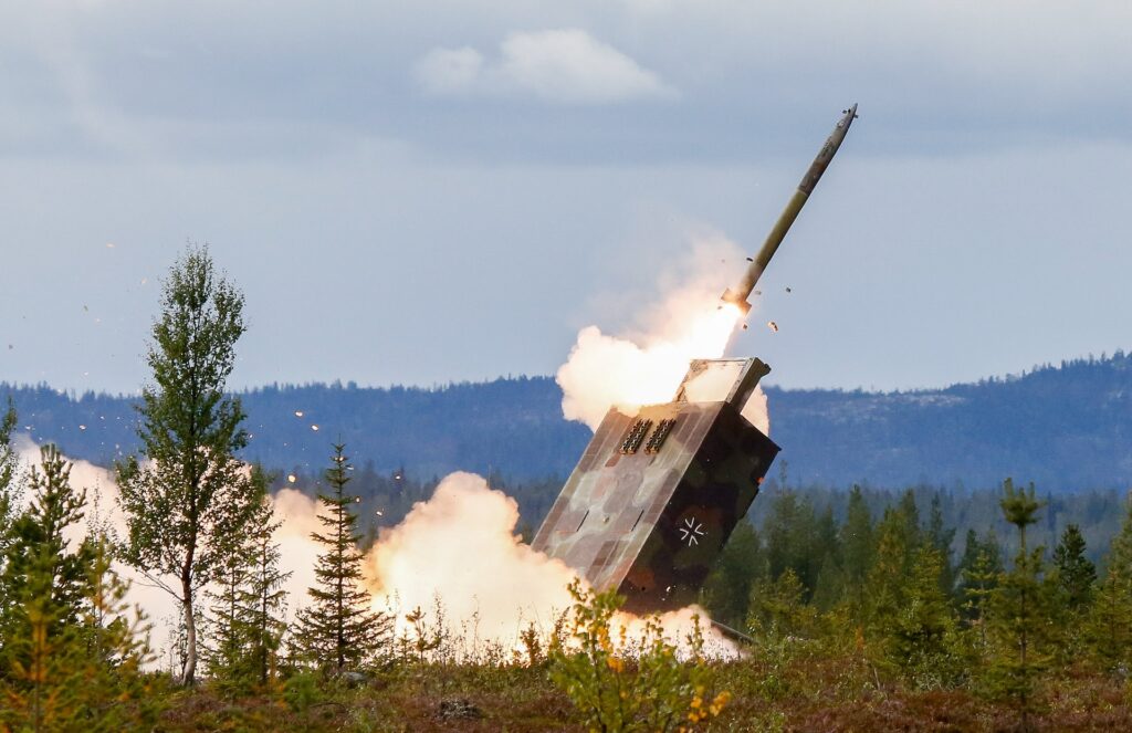 Das Artillerielehrbataillon 345 (ArtLehrBtl 345) erprobt das Mittlere Artillerie Raketensystem II (MARS), fünf dieser Systeme gingen aus Bundeswehrbeständen an die Ukraine.