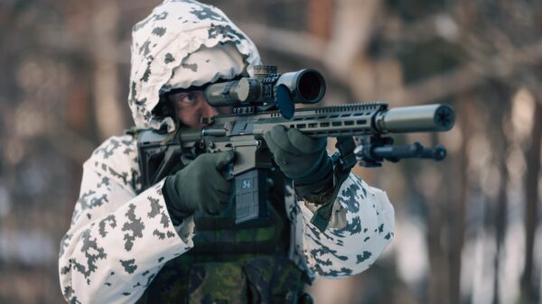 Soldat der finnischen Streitkräfte mit Sako-Gewehr.