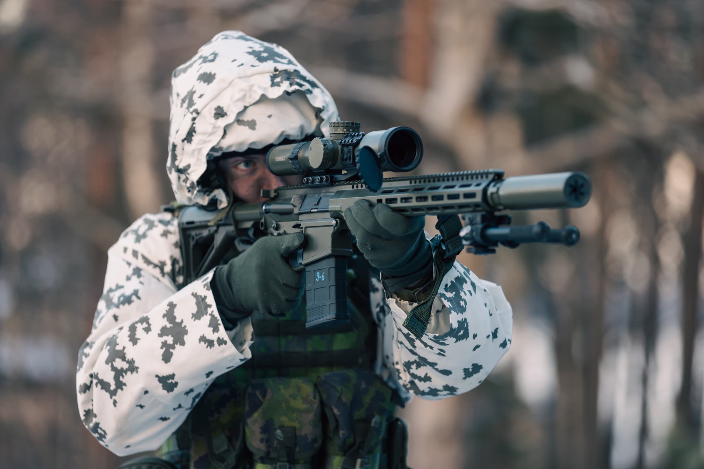Soldat der finnischen Streitkräfte mit Sako-Gewehr.