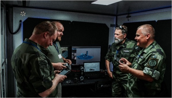 Militärteam bei der Lagebesprechung während eines Test des 3D-Druckers Nomad LW.