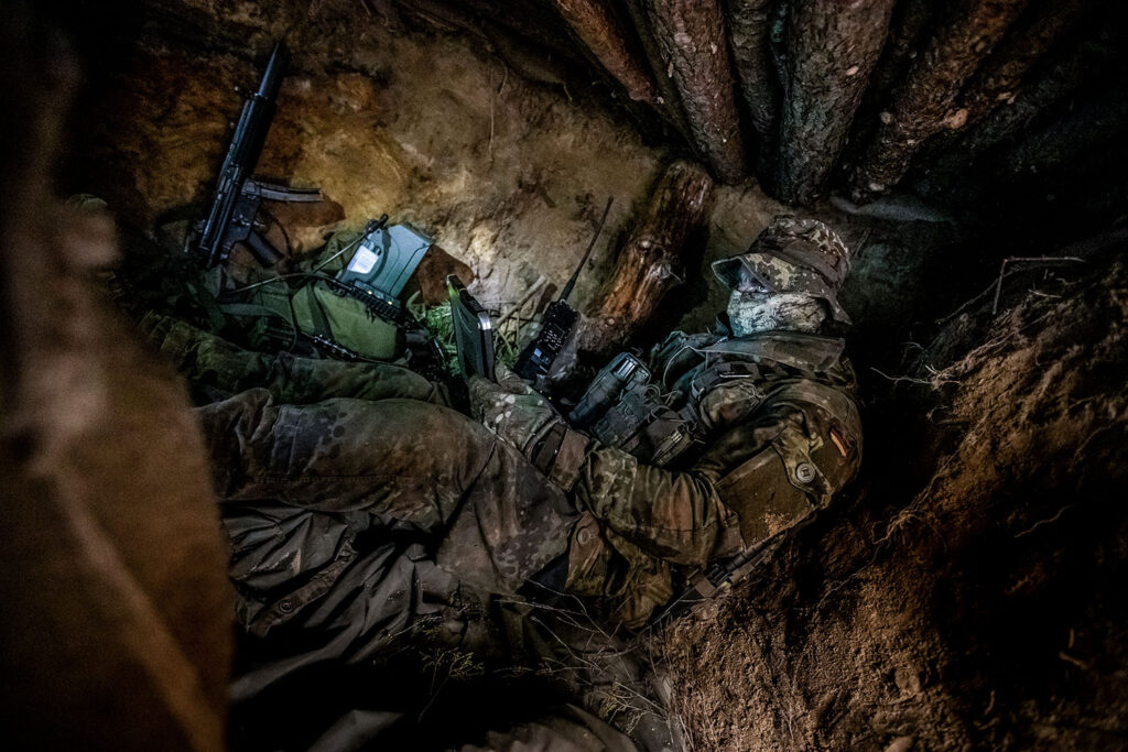 Open Source Intelligence: Fernspäher sitzt in seinem Beobachtungsversteck auf dem Truppenübungsplatz Oberlausitz. Foto: Bundeswehr / Christian Vierfuß