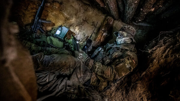 Open Source Intelligence: Fernspäher sitzt in seinem Beobachtungsversteck auf dem Truppenübungsplatz Oberlausitz. Foto: Bundeswehr / Christian Vierfuß