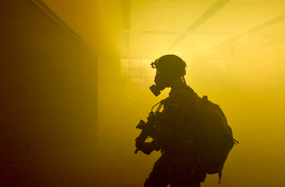 Nukleare Teilhabe: Soldaten durchsuchen beim Übungsszenario Chemieunfall unter ABC-Schutz ein Gebäude im Rahmen der Übung Schneller Adler, am 11.09.2018. ©Bundeswehr/Carl Schulze