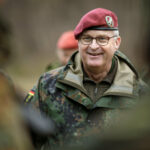 General a.D. Eberhard Zorn in seiner aktiven Zeit als Generalinspekteur der Bundeswehr beim Besuch von Soldaten vom deutschen Heeres in Munster.