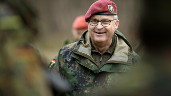 General a.D. Eberhard Zorn in seiner aktiven Zeit als Generalinspekteur der Bundeswehr beim Besuch von Soldaten vom deutschen Heeres in Munster.