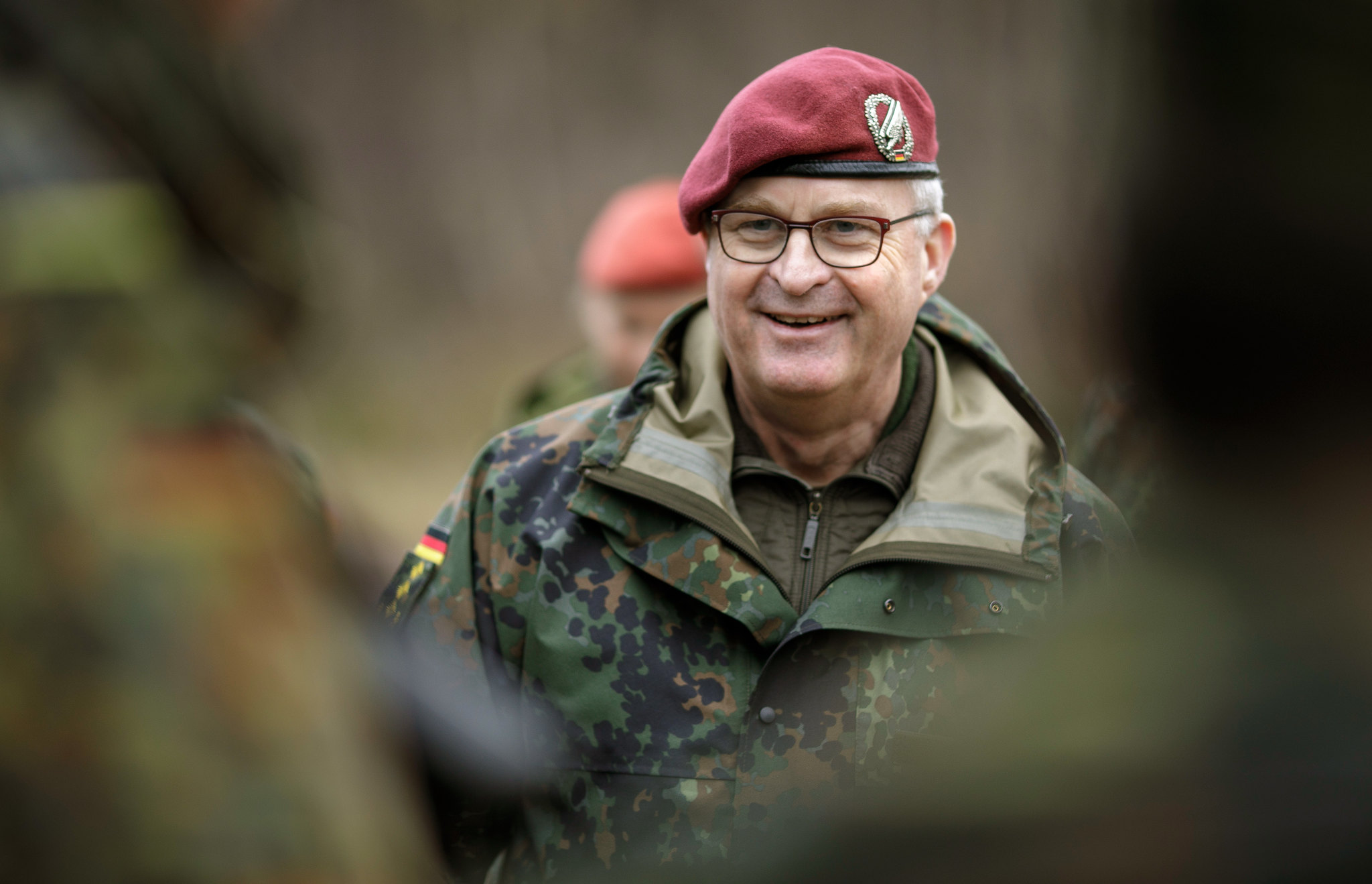 General a.D. Eberhard Zorn in seiner aktiven Zeit als Generalinspekteur der Bundeswehr beim Besuch von Soldaten vom deutschen Heeres in Munster.