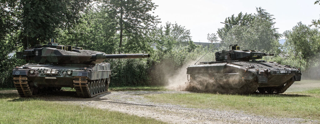 Kampfpanzer LEOPARD 2 und Schützenpanzer PUMA bei der dynamischen Vorführung am Tag der Bundeswehr 2019 in Cham. Foto: Bundeswehr / Konstantin Kiesel