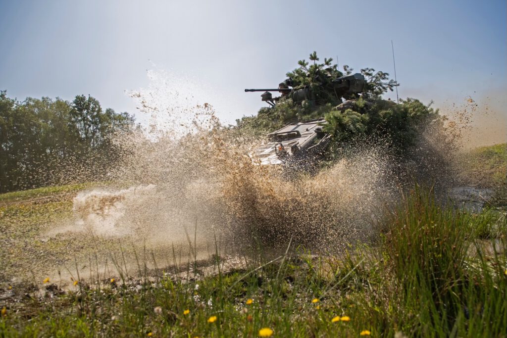 Ein Schützenpanzer Marder vom Gefechtsübungszentrum (GÜZ) des Heeres bewegt sich durch das Gelände des Truppenübungsplatzes Altmark, am 22.08.2019.
