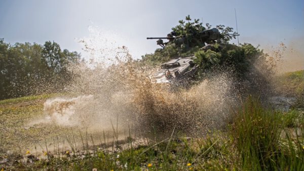 Ein Schützenpanzer Marder vom Gefechtsübungszentrum (GÜZ) des Heeres bewegt sich durch das Gelände des Truppenübungsplatzes Altmark, am 22.08.2019.