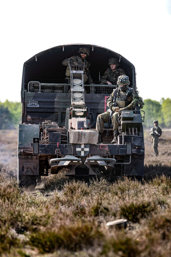 Unterstützungskräfte des Panzerpionierbataillons 4 verlegen mit dem Minenverlegesystem 85 eine offene Minensperre im Rahmen der Einsatzvorbereitung des Panzerbataillons 104 im Gefechtsübungszentrum des Heeres in der Letzlinger Heide. Foto: Bundeswehr / Marco Dorow