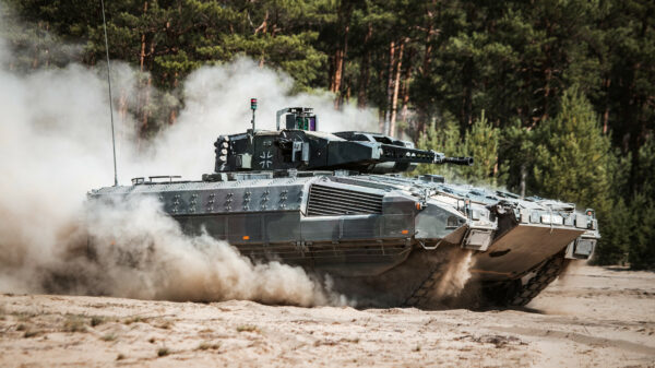 Sichtsysteme für den Schützenpanzer PUMA: Ein Schützenpanzer Puma vom Panzergrenadierbataillon 112 fährt durch das Gelände auf dem Truppenübungsplatz Oberlausitz.