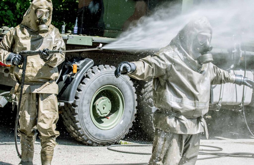 Neben Fahrzeugen muss auch das Personal an der Station dekontaminiert werden. Foto: Bundeswehr / FMZ / SABCAbw / GSAufg