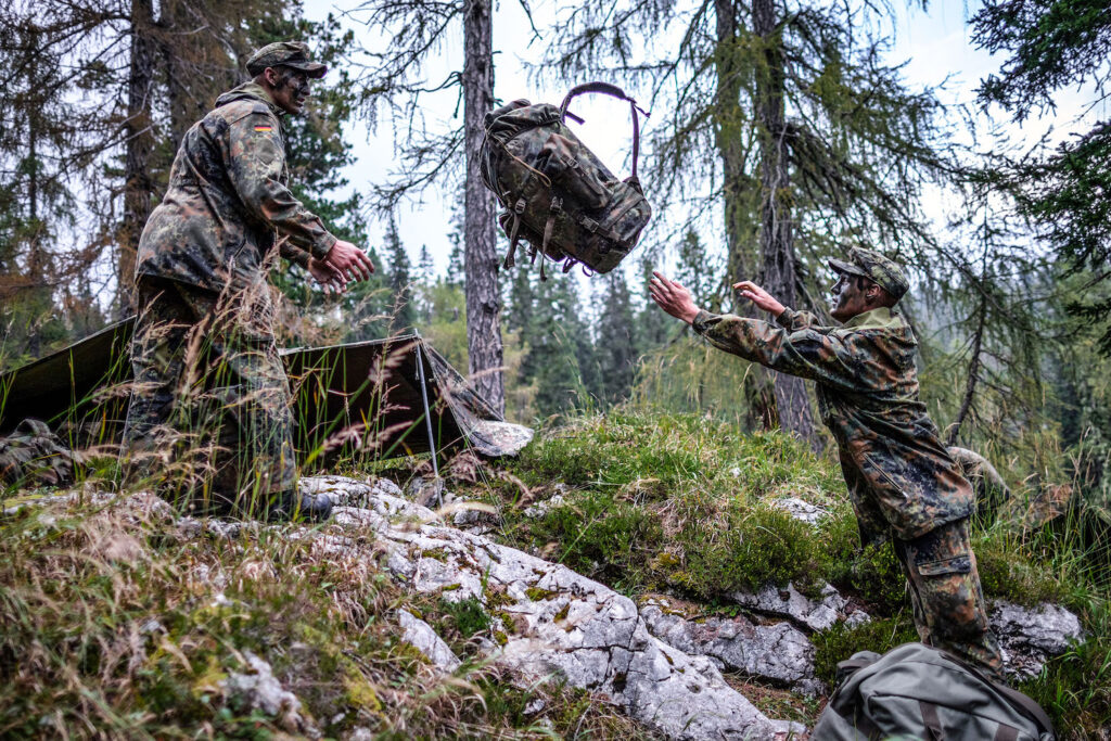 Rekruten vom 6. Gebirgsjägerbataillon 232 bereiten auf dem Hochplateau Reiteralpe das Lager für die Nacht vor während der Rekrutenbesichtigung, am 16.09.2020.
