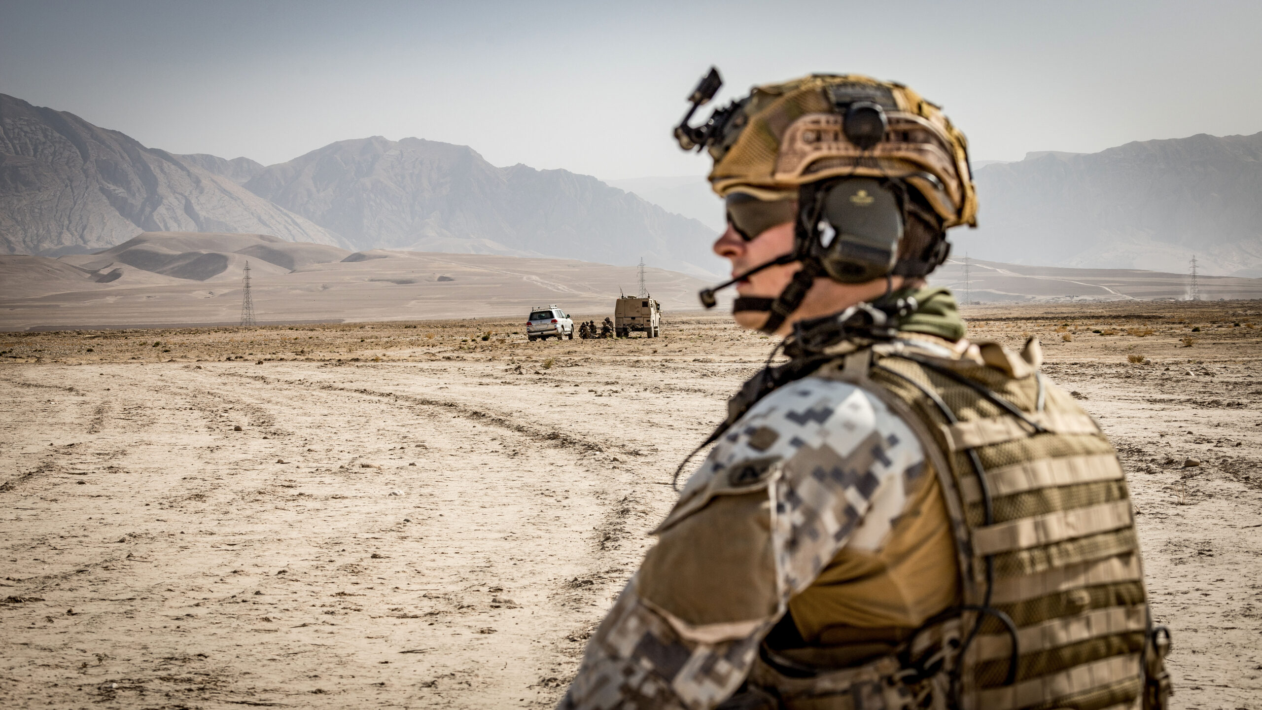Ein Soldat sichert die Hubschrauberlandezone für den Rettungshubschrauber CH-53 während der Übung "Rettung in der Not" des Personnel Recovery Teams in der Nähe von Mazar-e Sharif in Afghanistan im Rahmen der Mission Resolute Support.