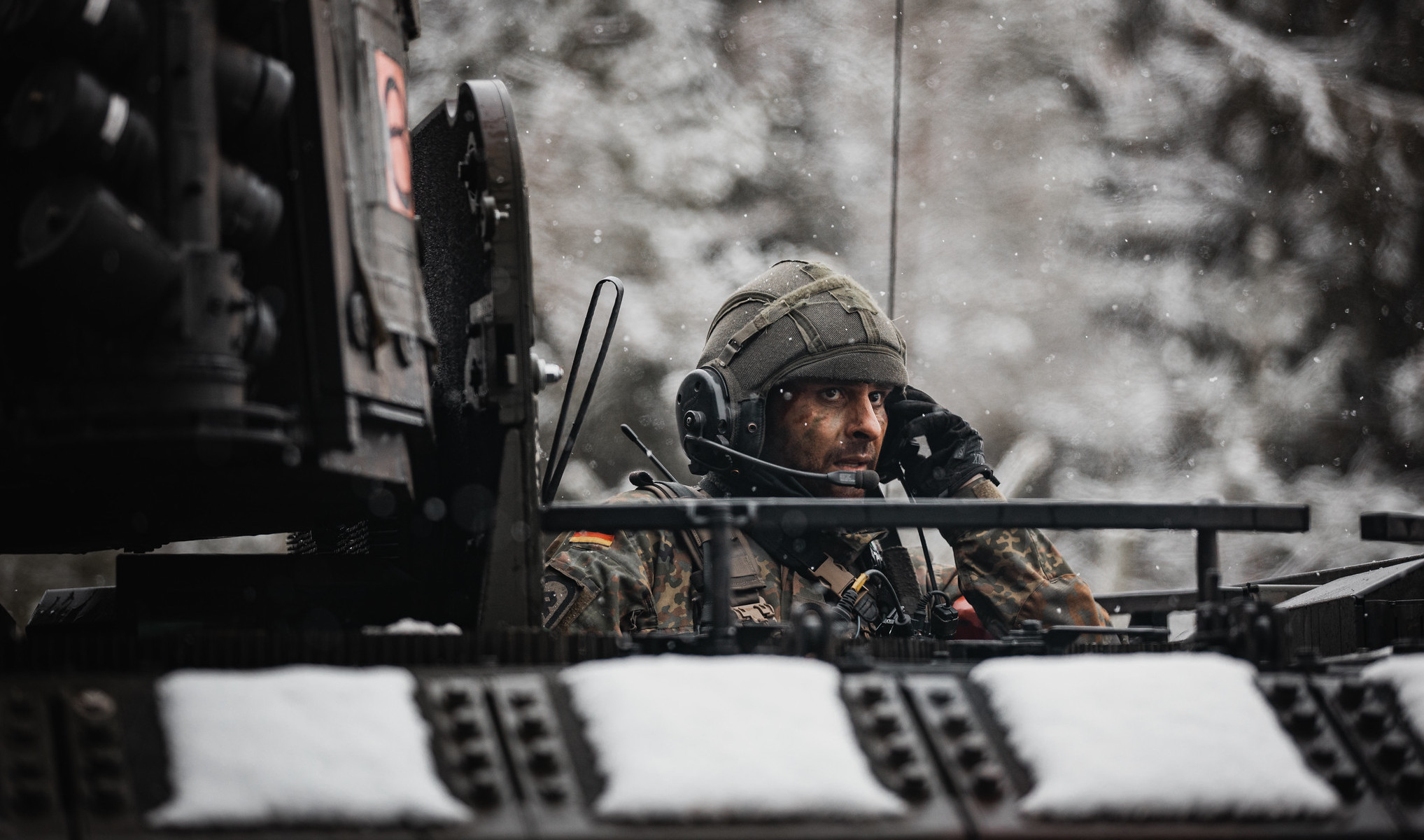 Funk für Bundeswehrfahrzeuge: Ein Zugführer im Schützenpanzer Puma kommuniziert.