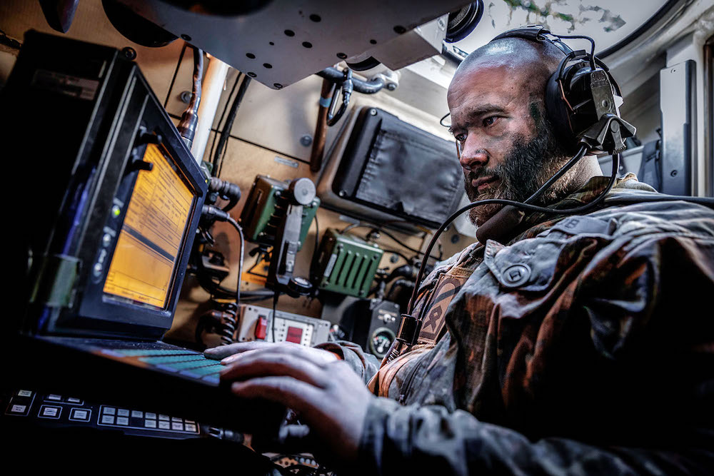 Der Geschützführer bearbeitet ein Feuerkommando für die PANZERHAUBITZE 2000 während der Übung White Sparrow der 5. Batterie des Artillerielehrbataillons 325 in Munster. Foto: Bundeswehr / Marco Dorow