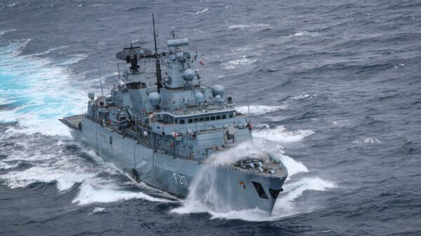 Zukünftige Fähigkeiten der Deutschen Marine: Die Fregatte F217 BAYERN fährt im Atlantik auf dem Weg zum Indo-Pacific Deployment (o. l.). Foto: Bundeswehr/Sascha Sentw