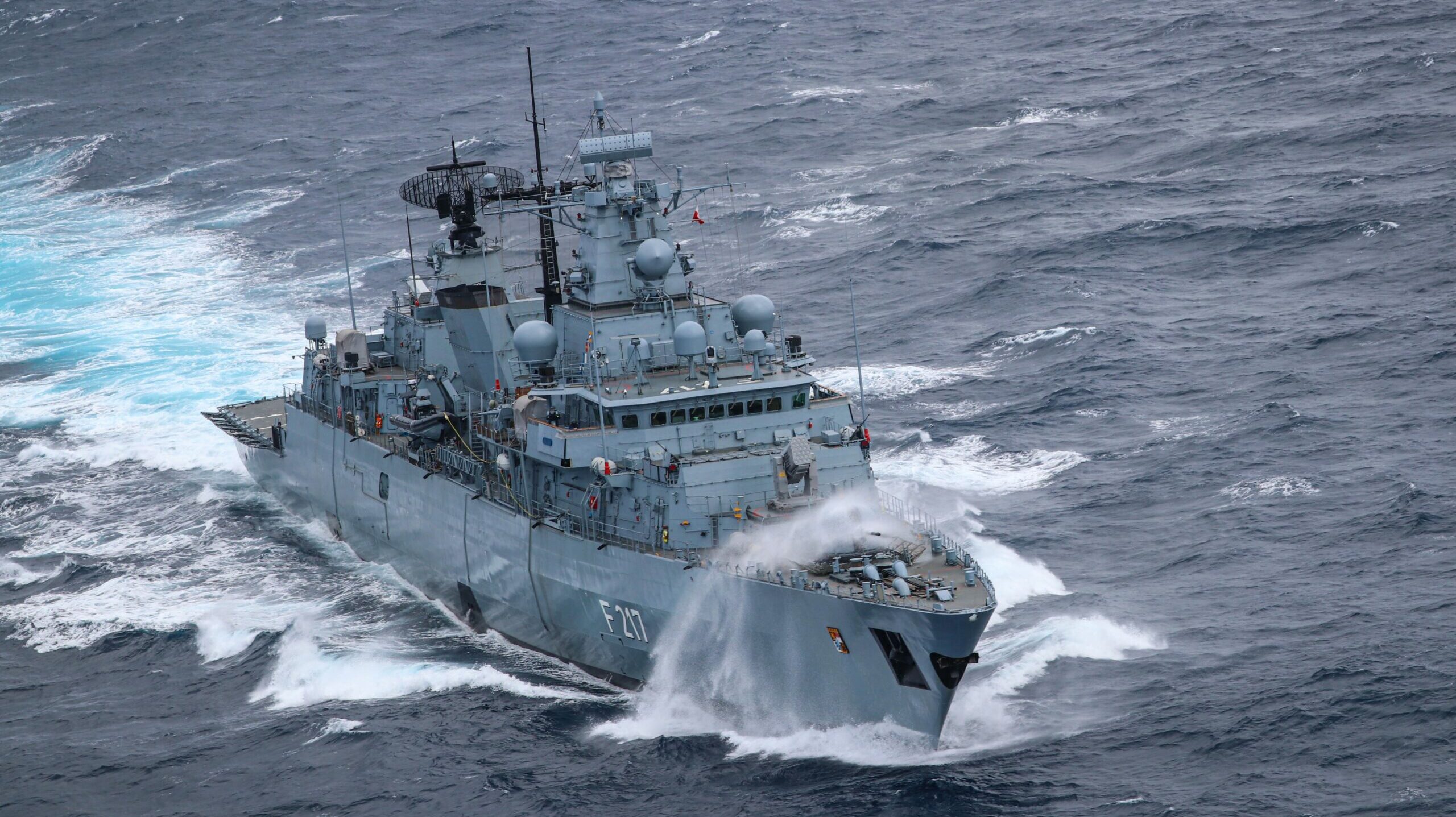 Zukünftige Fähigkeiten der Deutschen Marine: Die Fregatte F217 BAYERN fährt im Atlantik auf dem Weg zum Indo-Pacific Deployment (o. l.). Foto: Bundeswehr/Sascha Sentw